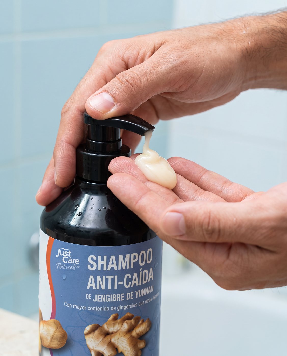 Dosificar el shampoo en la palma